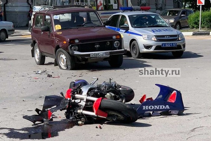В Шахтах столкнулись мотоциклист на «Хонде» и «Нива»: есть пострадавший