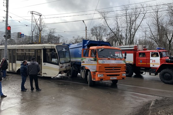 Мусоровоз протаранил трамвай в Новочеркасске, точнее наоборот [Фото]