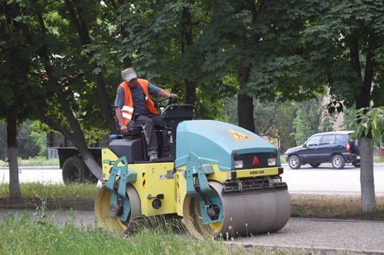 В г. Шахты асфальтируют тротуары на проспекте Ленинского Комсомола