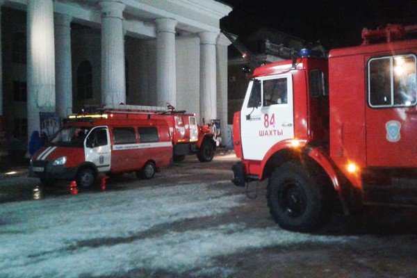 В г. Шахты театр тушили ночью 43 пожарных