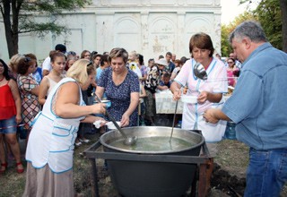 В г. Шахты сварили 100 литров ухи и угощали всех национальными блюдами