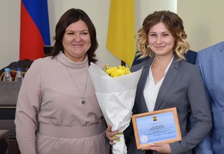 Ирина Жукова вручила стипендию Ирине Жуковой в городской Думе г. Шахты