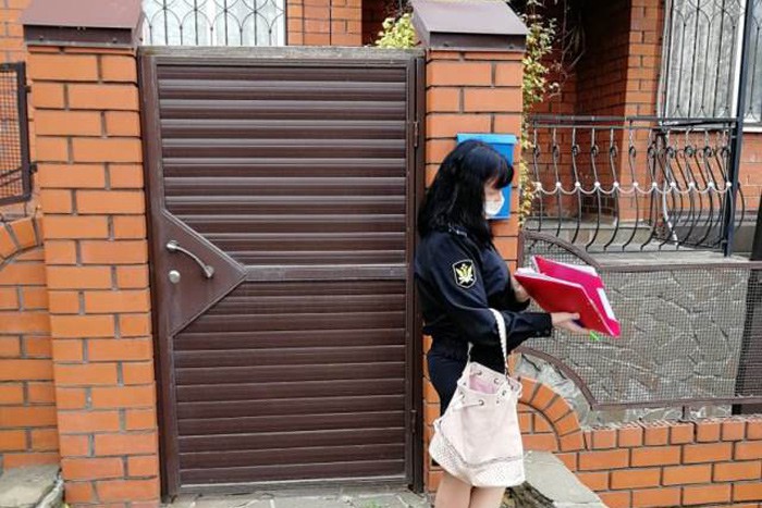 В городе Шахты пришли домой к должникам