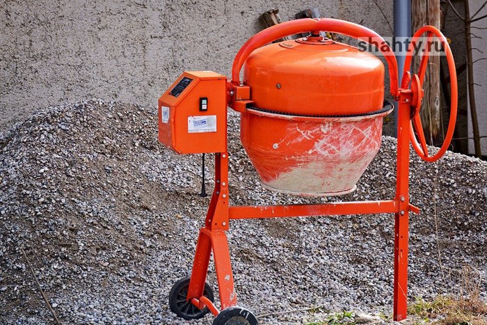 Молодой человек похитил в г. Шахты из гаража бетономешалку