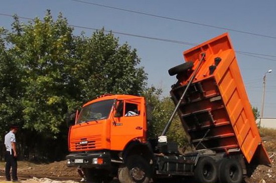 Камаз 5511 самосвал. Камаз евро 2 поднятая кабина. Поднял камаз. Поднял камаз. Камаз самосвал 6580 в кабине.