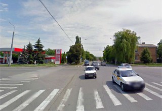 В г. Шахты столкнулись автобус и ВАЗ-2107, не поделив перекресток