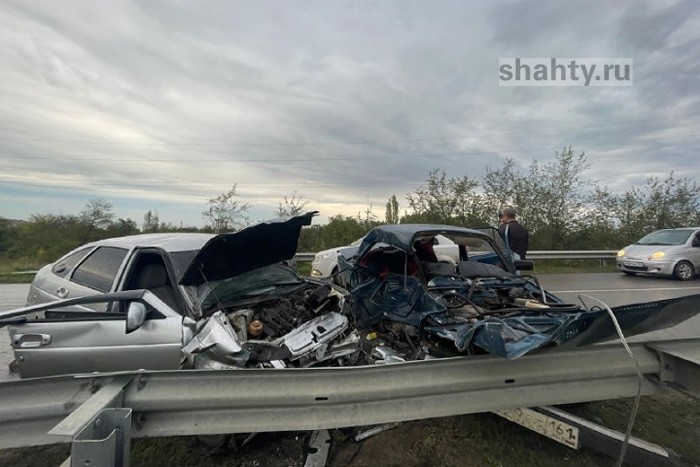 Погибли водитель и пассажир в лобовом столкновении легковушек на трассе в Ростовской области