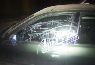 Залили клеем стекла Audu соседи за перекрытый проезд во двор [Фото]