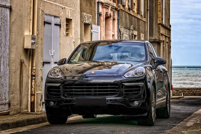 Мужчина лишился Porshe Cayenne, купленного в кредит в Ростовской области