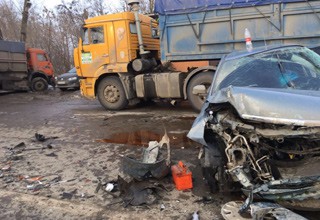 Раздавило иномарку между двумя большегрузами на трассе Ростов — Ставрополь, пострадала женщина [Фото]