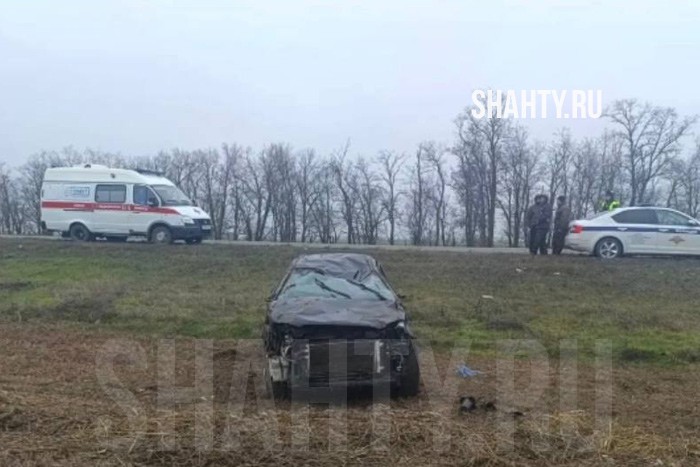 Погиб водитель: кроссовер опрокинулся на трассе в Ростовской области