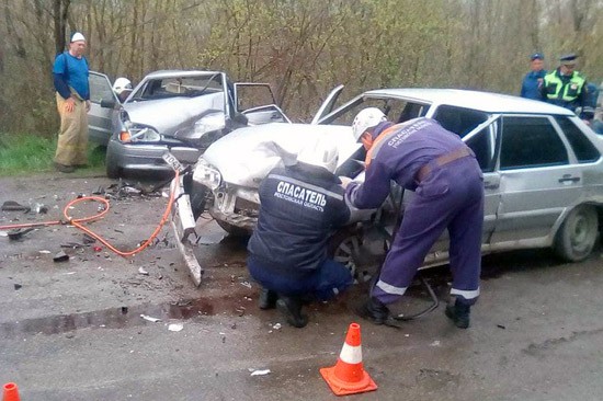 Серьезное ДТП: два ВАЗ-21115 не смогли разъехаться — пострадали трое людей