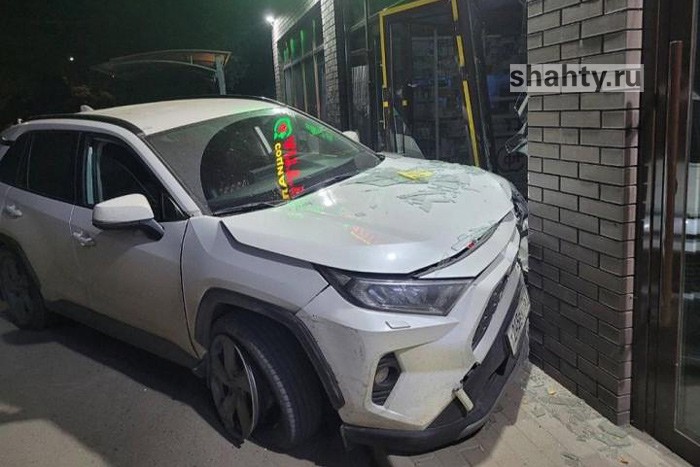Пьяный подросток угнал Toyota RAV4 и врезался в аптеку в Ростовской области