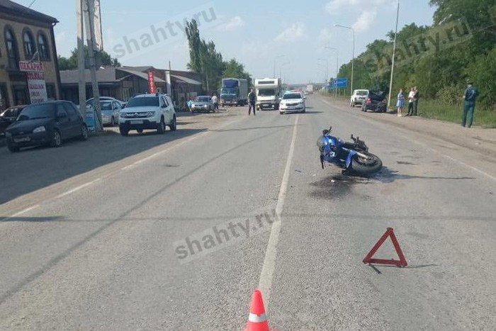 Автоледи не уступила мотоциклисту в Ростовской области: байкер попал в больницу