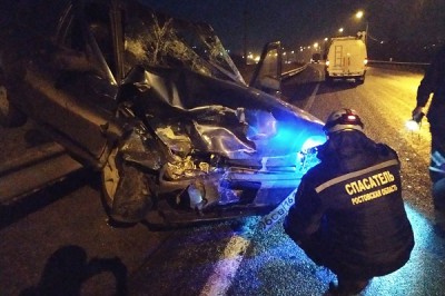 ВАЗ улетел на отбойник на дороге Новошахтинск — Майский г. Шахты: пострадали двое