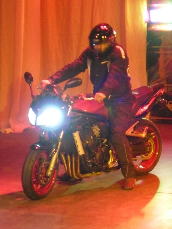 Мотоциклист, помощник в конкурсе актерского мастерства - Шахты