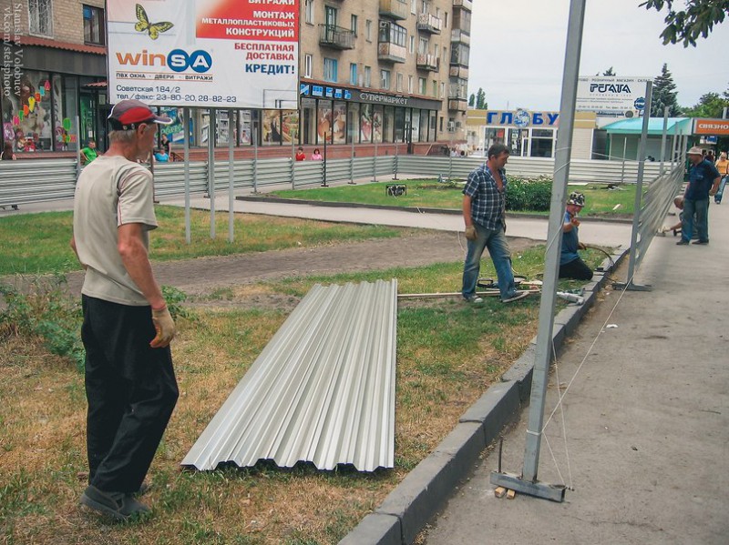 Подготовка площадки для строительства павильонов перед супермаркетом "Мишель"