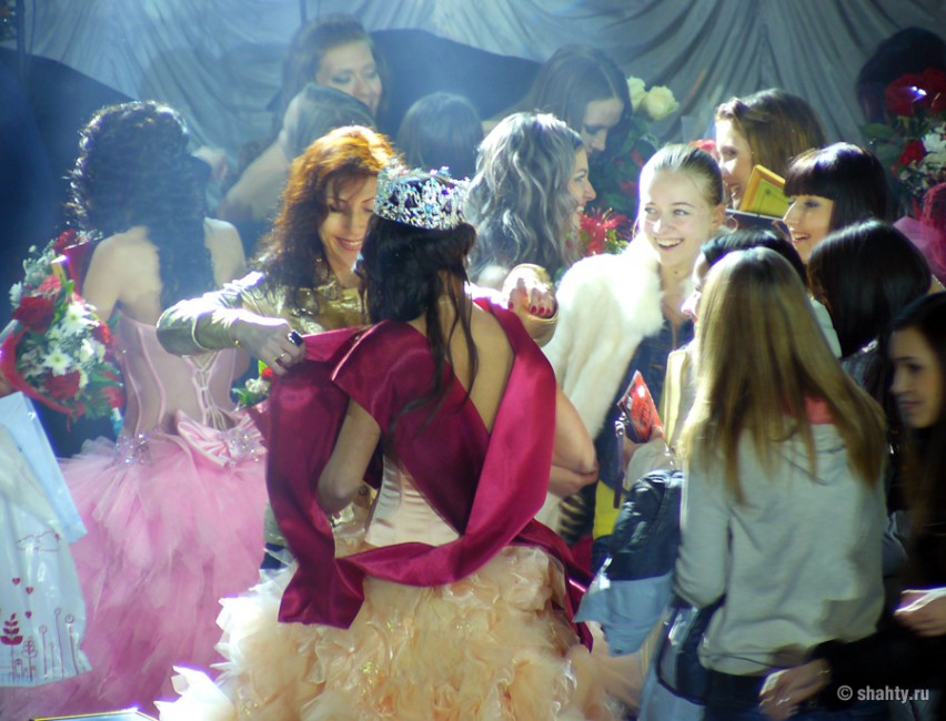 Участниц конкурса «Мисс города Шахты 2012» поздравляют устроители конкурса, друзья и близкие