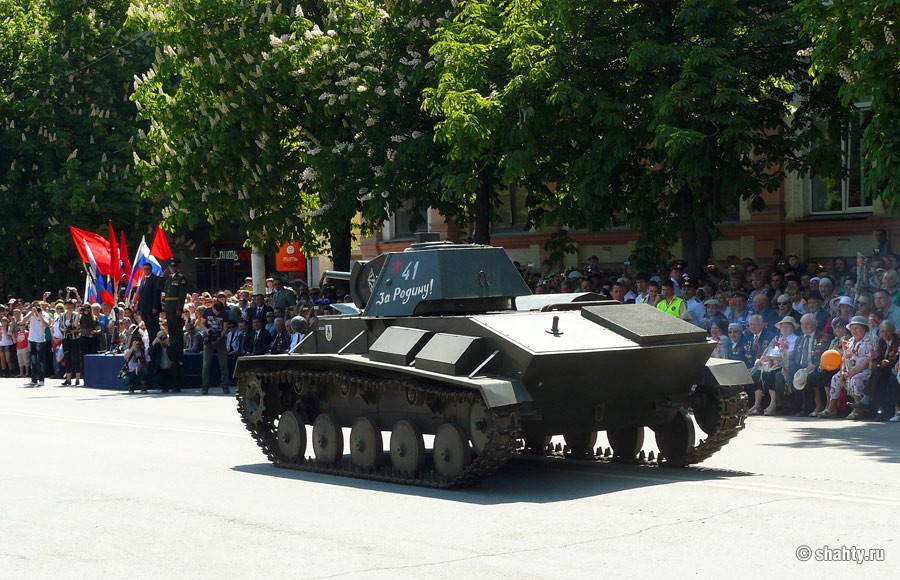 ТанкТ-70 на параде ко Дню Победы, город Шахты