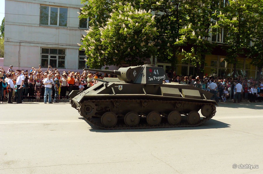 Танк Т-70 на параде, г. Шахты
