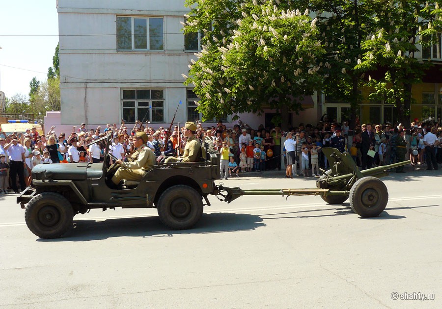5 мая 2012 г., парад в городе Шахты, автомобиль Виллис и 45-мм противотанковая пушка обр. 1937 г.