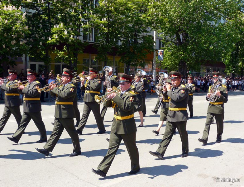 Военный оркестр на параде в г. Шахты