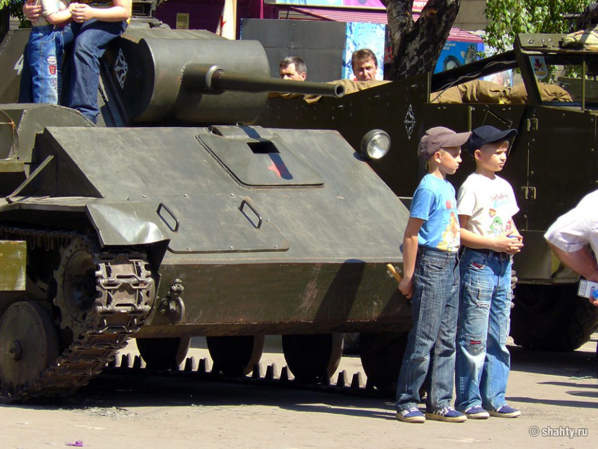 Возле танка Т-70 5 мая 2012 г. в г. Шахты - Шахты